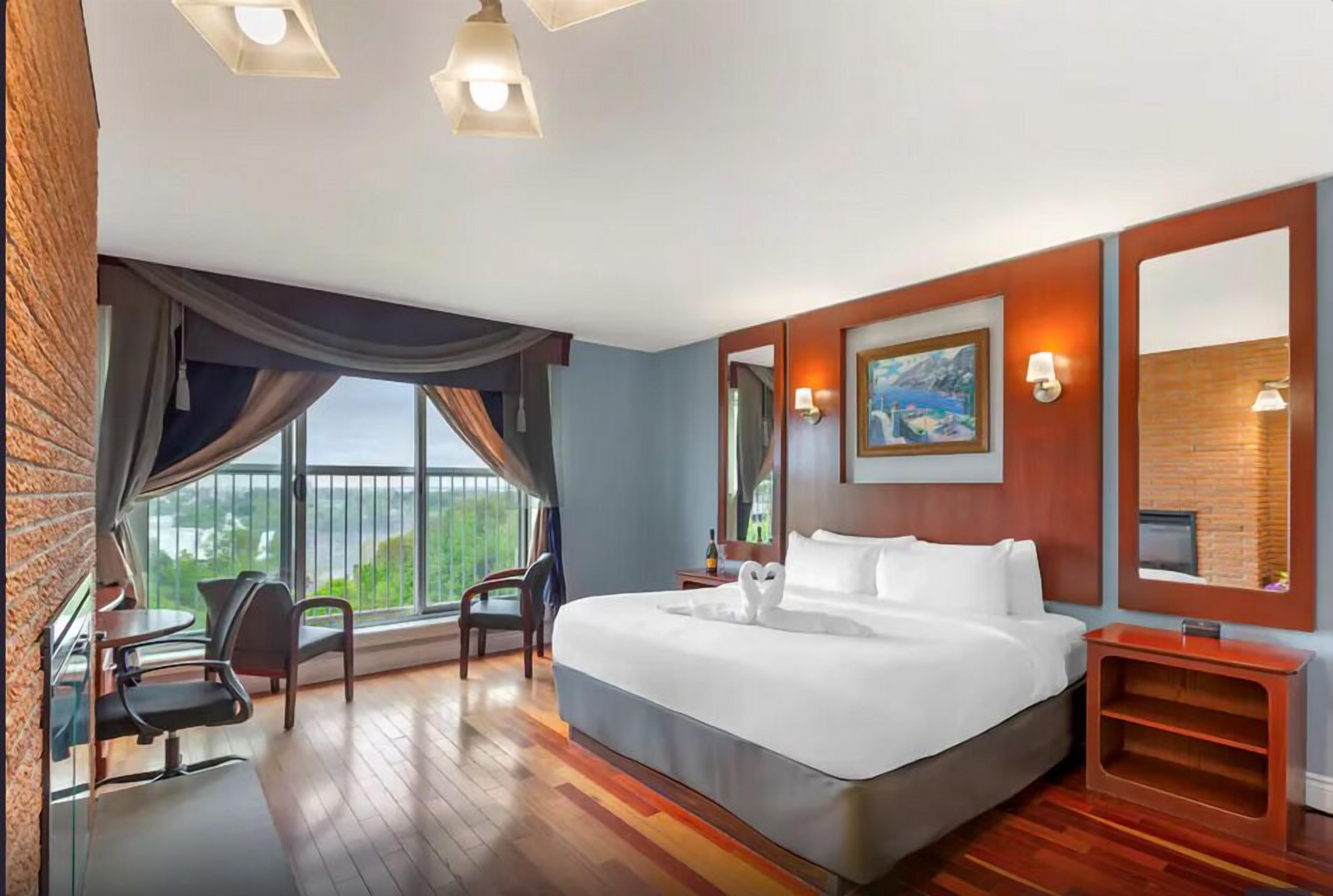 Skrivebord, strykejern/-brett, sengetøy og vekkerklokke