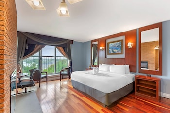 Desk, iron/ironing board, bed sheets, alarm clocks at Quality Hotel Fallsview Cascade