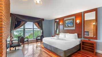 Standaard kamer, 1 queensize bed | Een bureau, een strijkplank/strijkijzer, beddengoed, een wekker