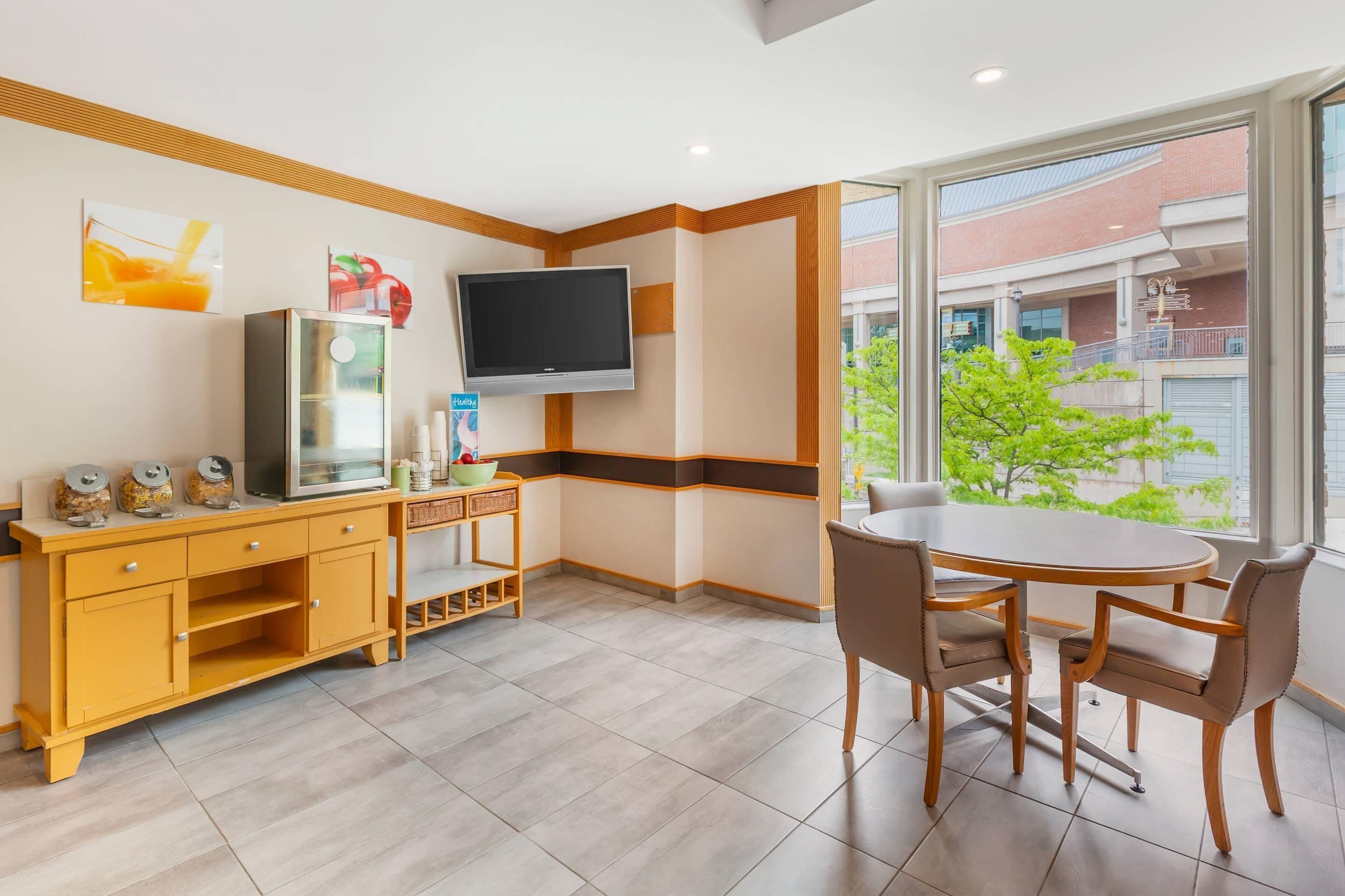 Free daily continental breakfast 