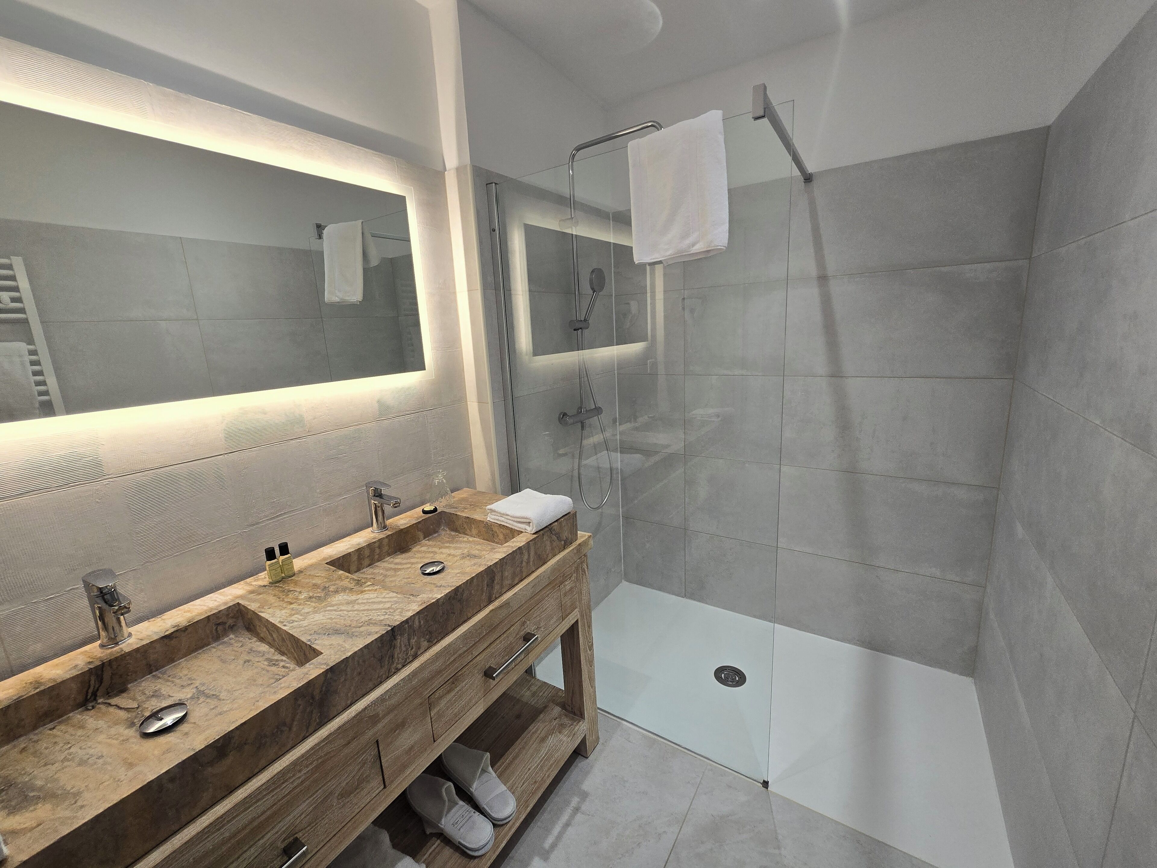 presidential suite | bathroom | free toiletries, hair dryer, bidet, towels