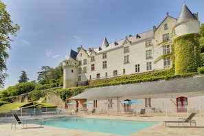Piscine extérieure, parasols de plage, chaises longues