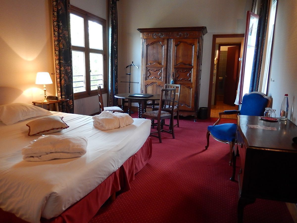 1 bedroom, premium bedding, blackout curtains, soundproofing