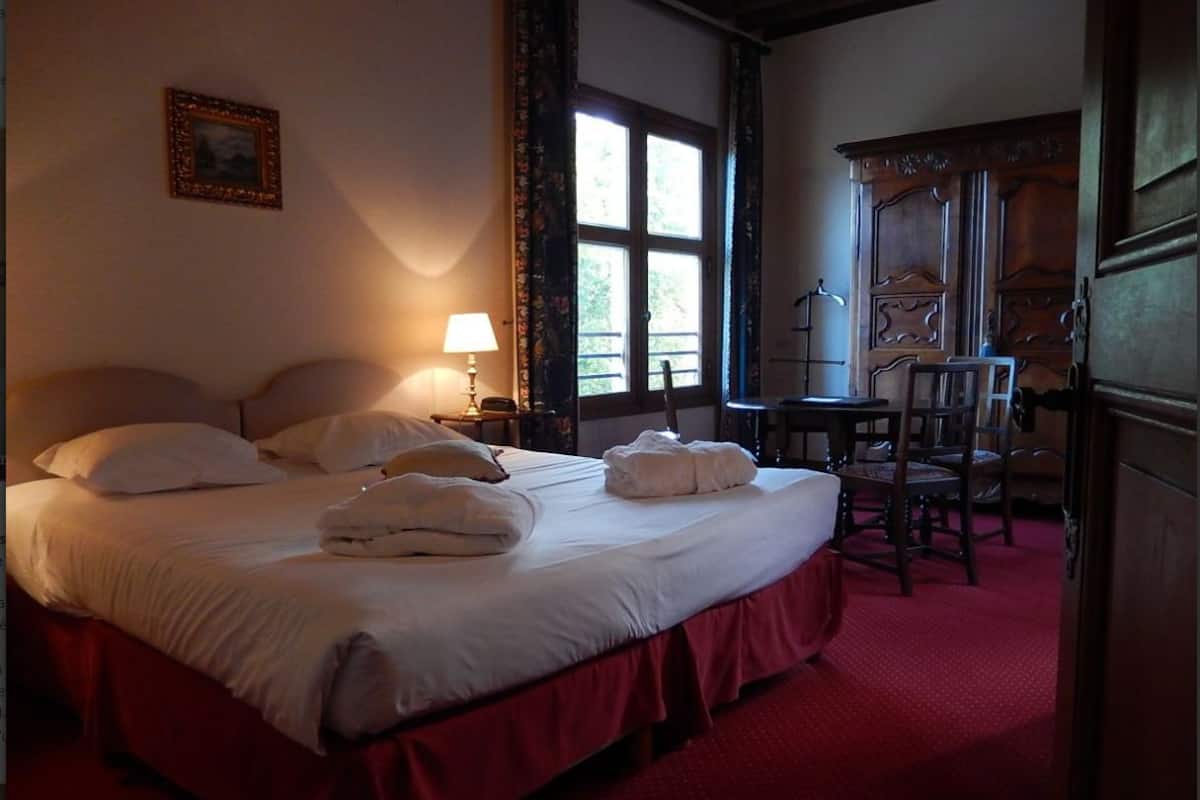 1 bedroom, premium bedding, blackout curtains, soundproofing