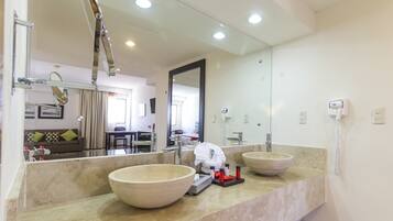 Un baño con dos lavamanos grandes, un espejo y un teléfono.