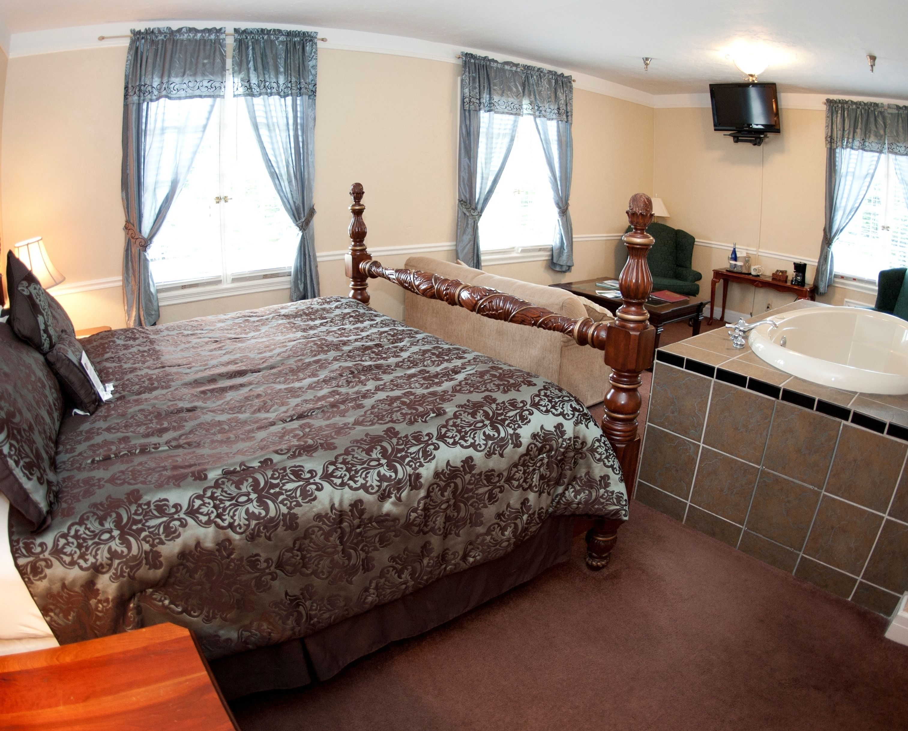 romantic suite, jetted tub | desk, iron/ironing board, free wifi, bed sheets