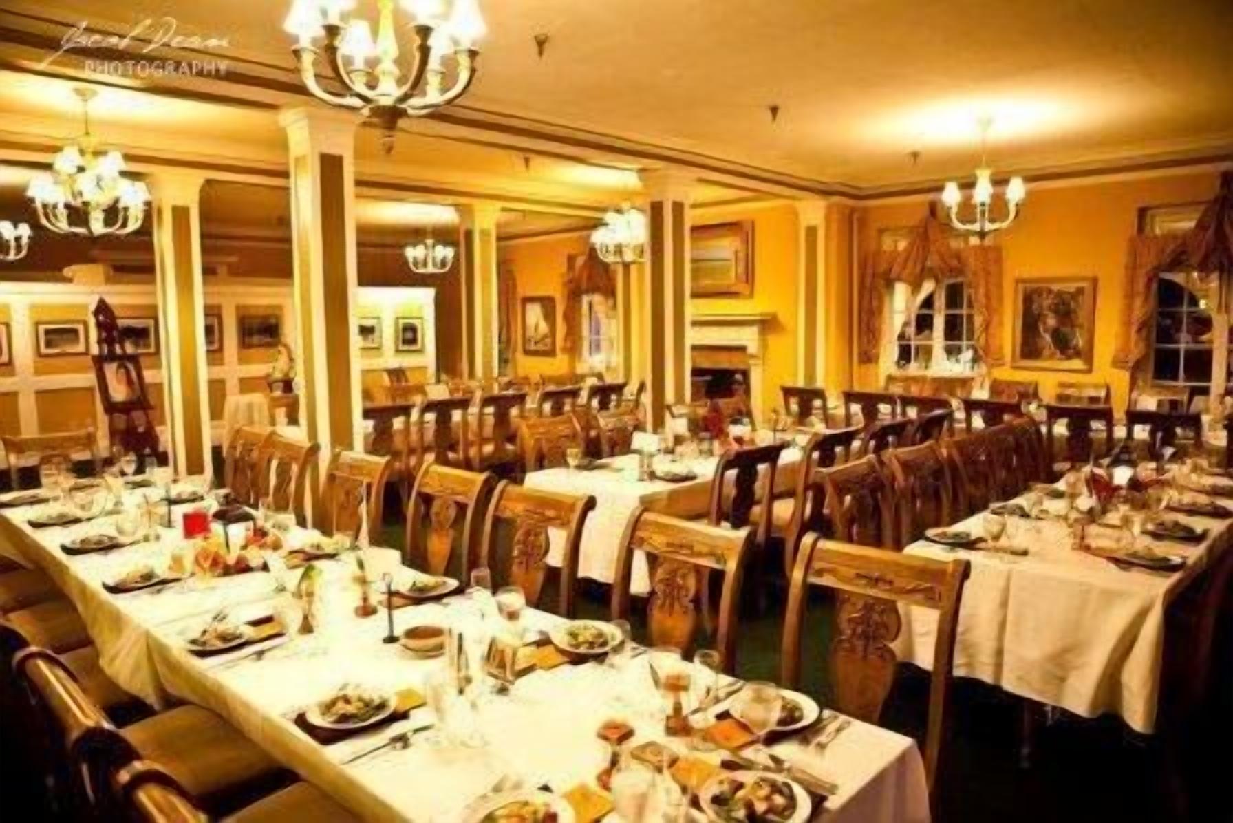 dinner, brunch served; american cuisine, pool views