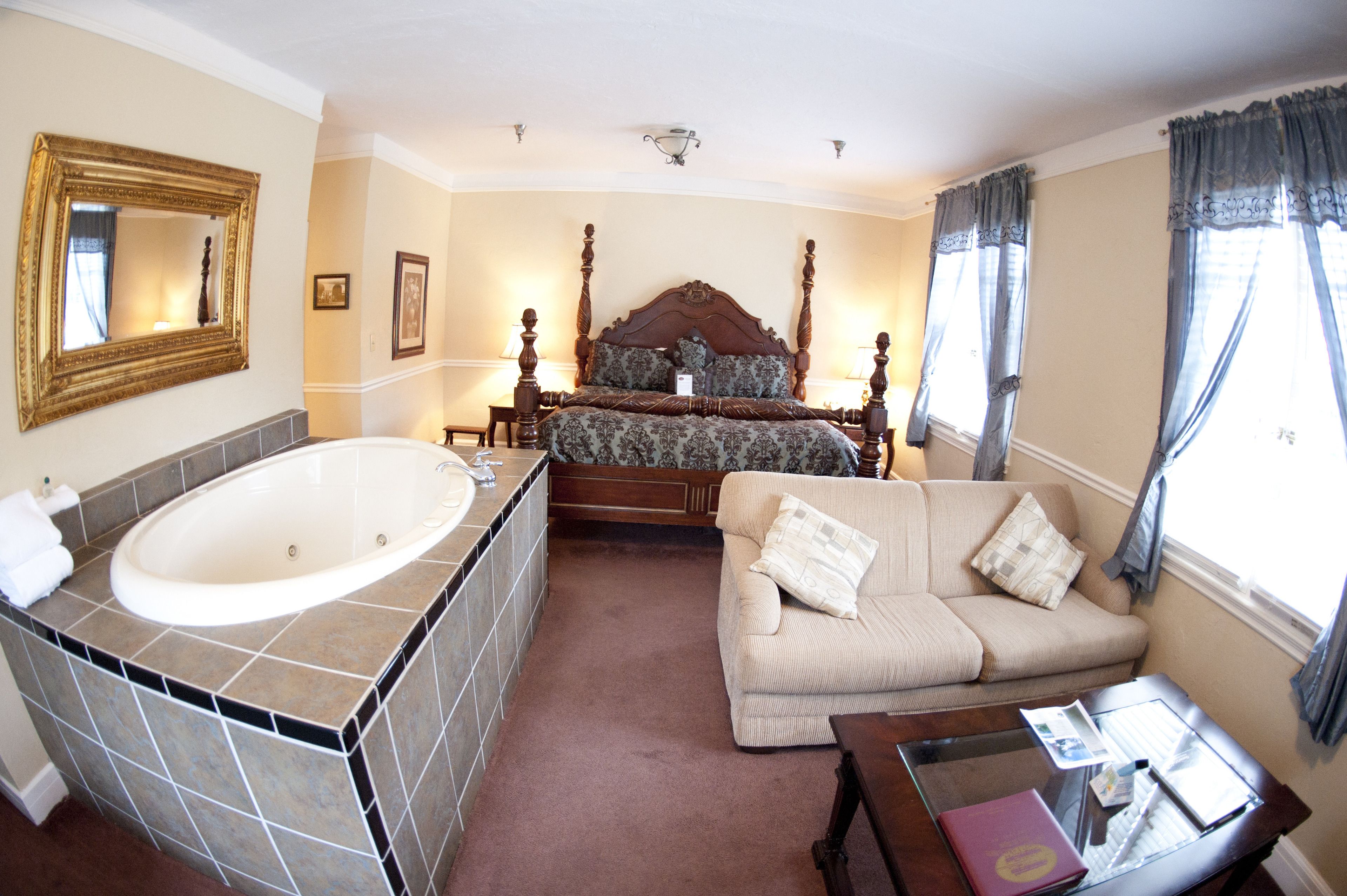 romantic suite, jetted tub | desk, iron/ironing board, free wifi, bed sheets