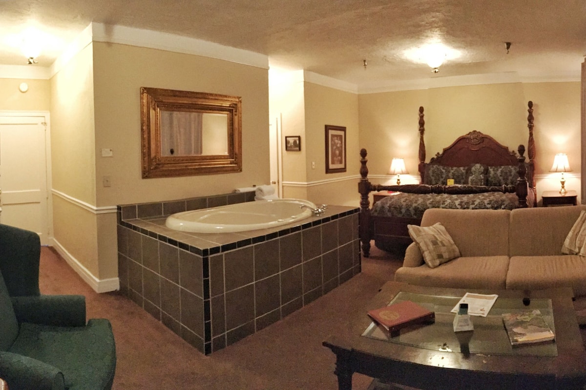 romantic suite, jetted tub | desk, iron/ironing board, free wifi, bed sheets