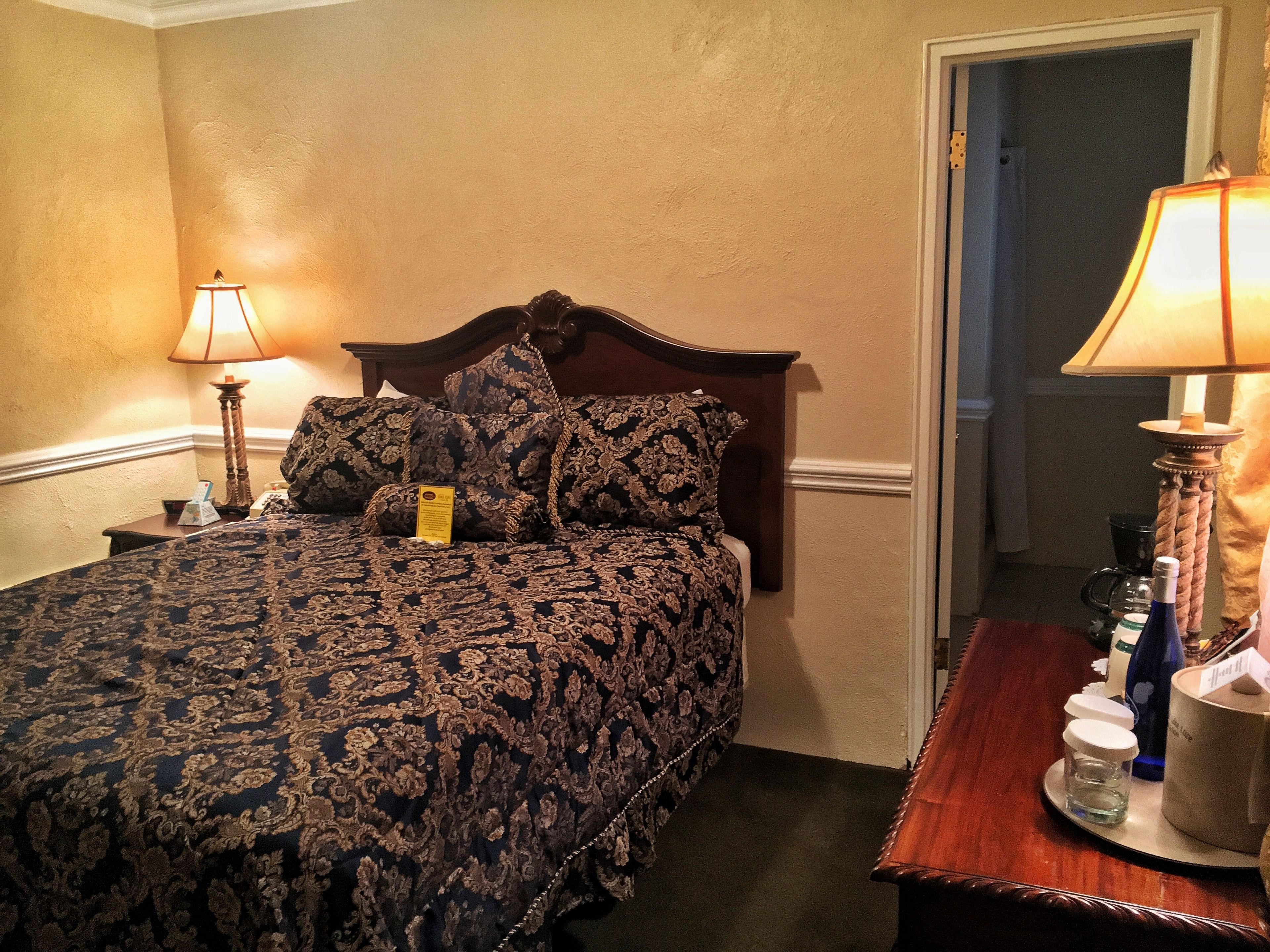 economy single room, 1 queen bed, annex building (located beside the historic inn) | desk, iron/ironing board, free wifi, bed sheets