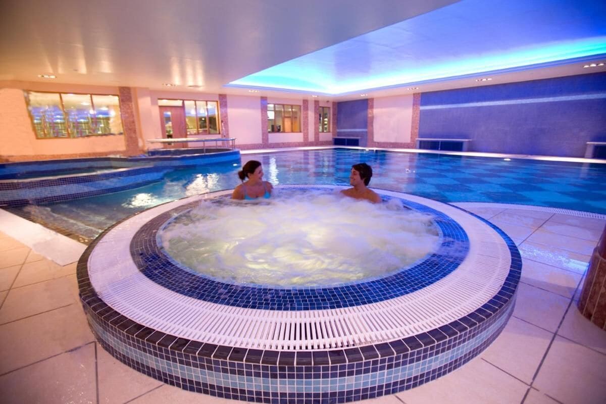 Espace de soins pour les couples, sauna, bain à remous, bains de boue
