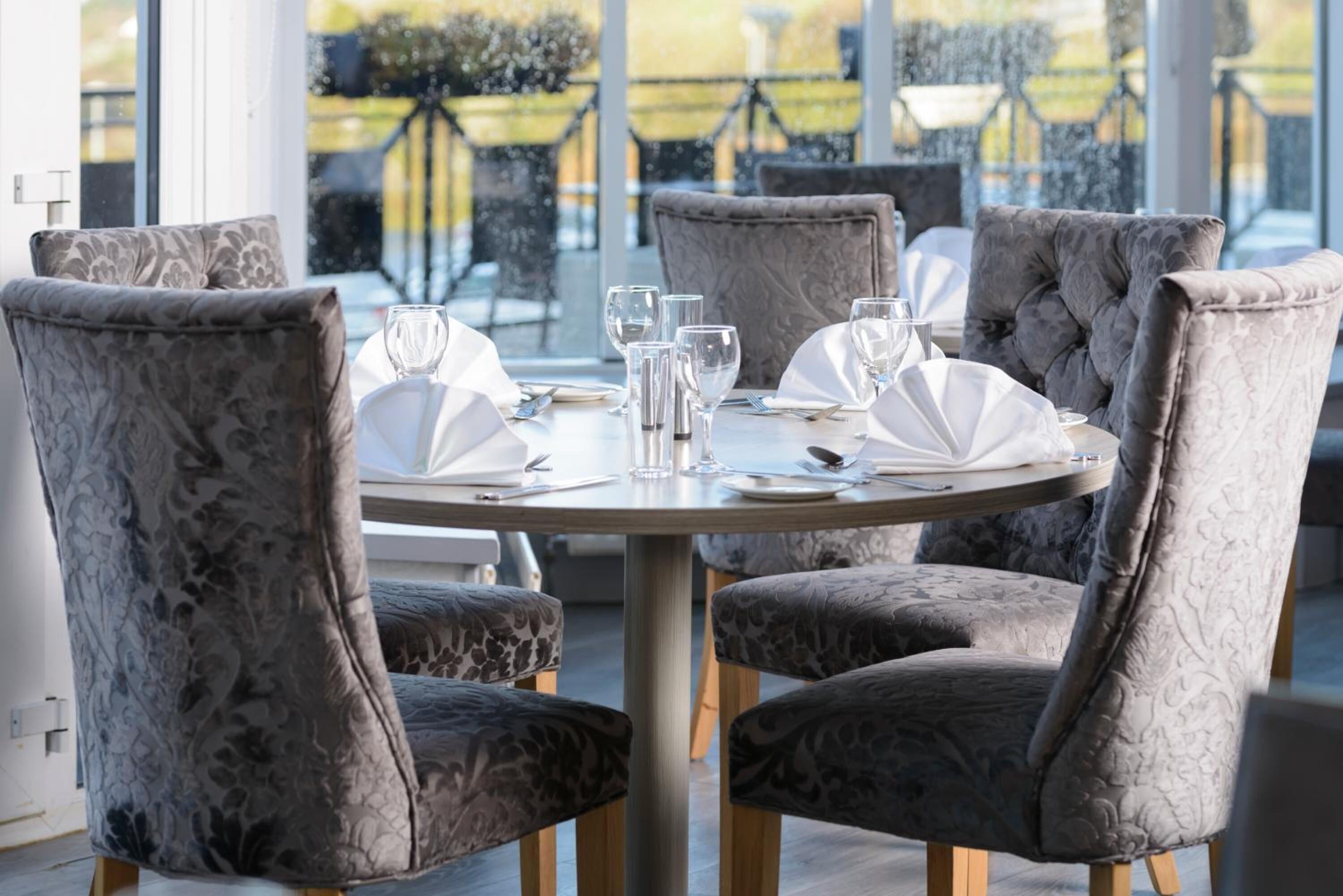 2 restaurants, breakfast served