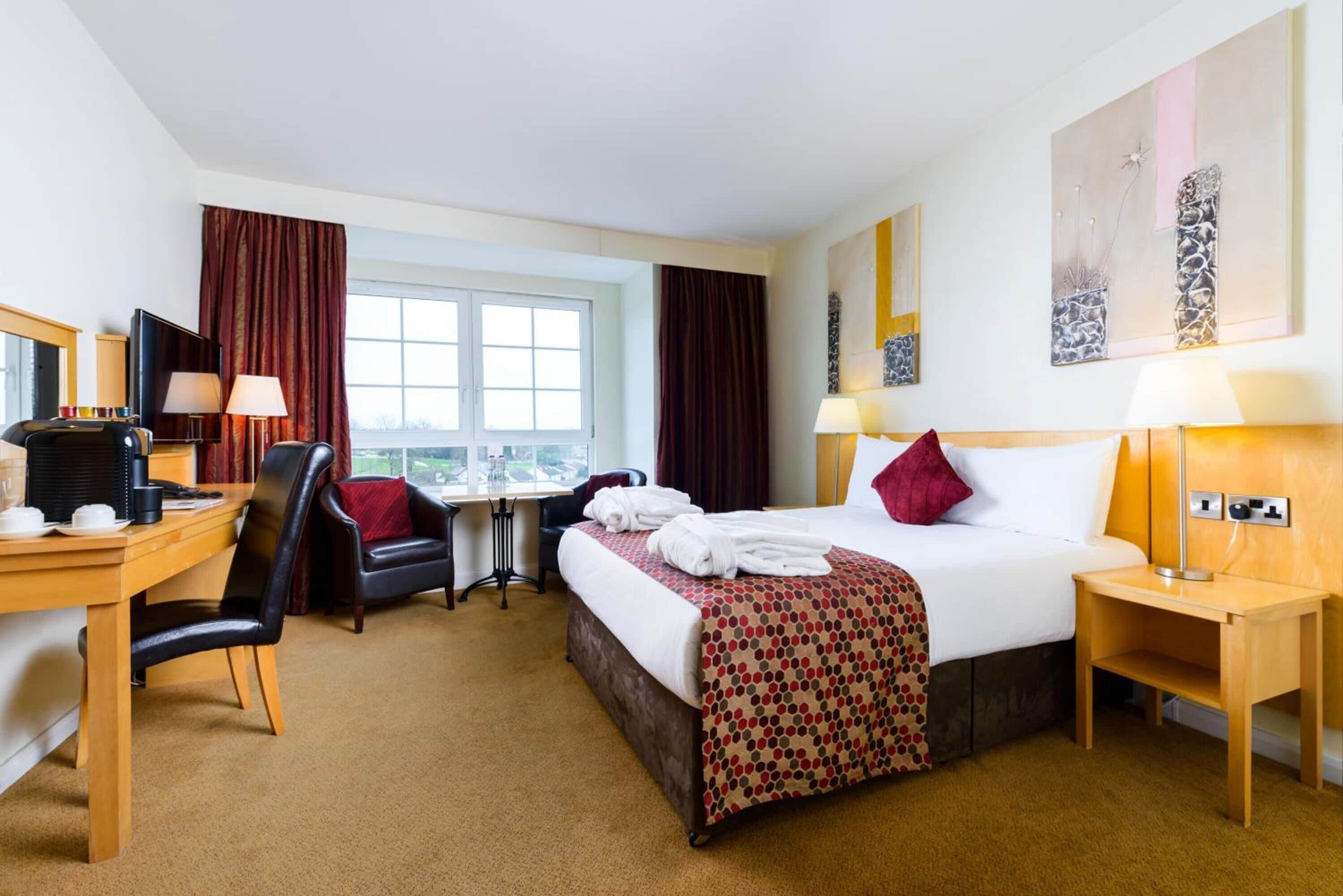 Caixa forta a l'habitació, escriptori i planxa i posts de planxar 