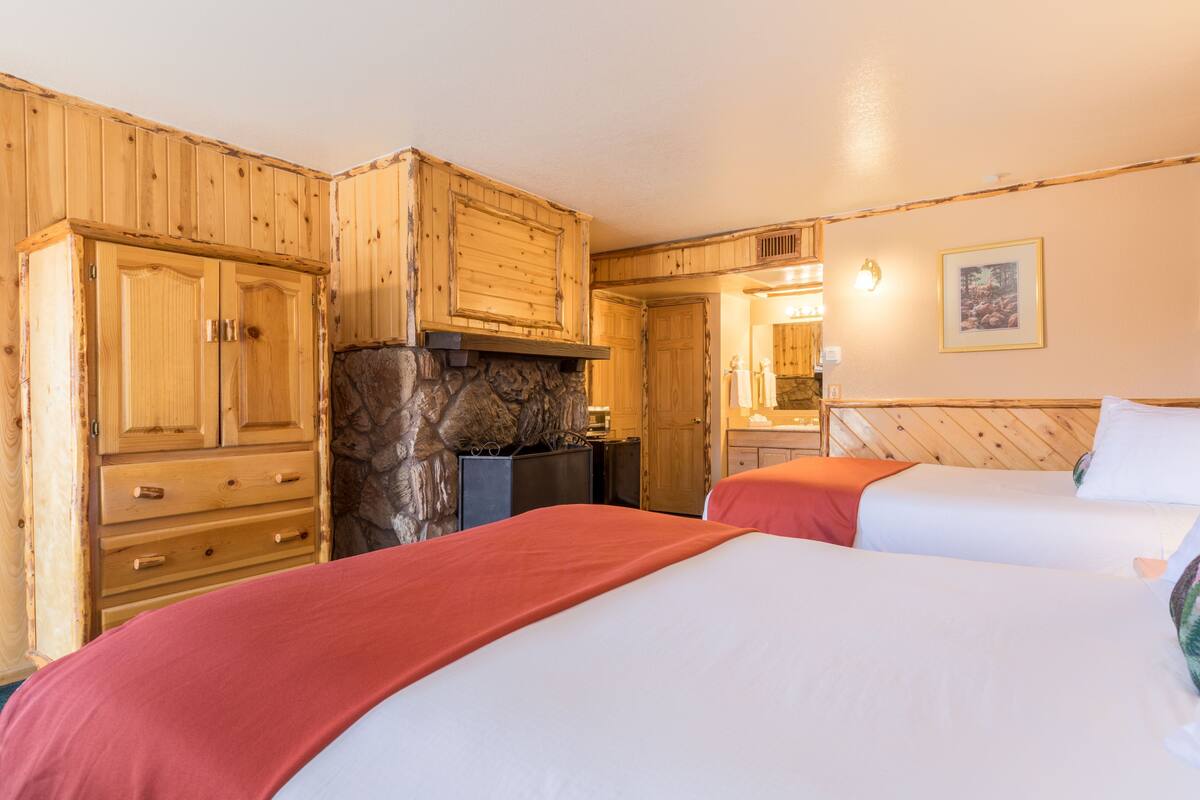 Caja de seguridad en la habitación y tabla de planchar con plancha