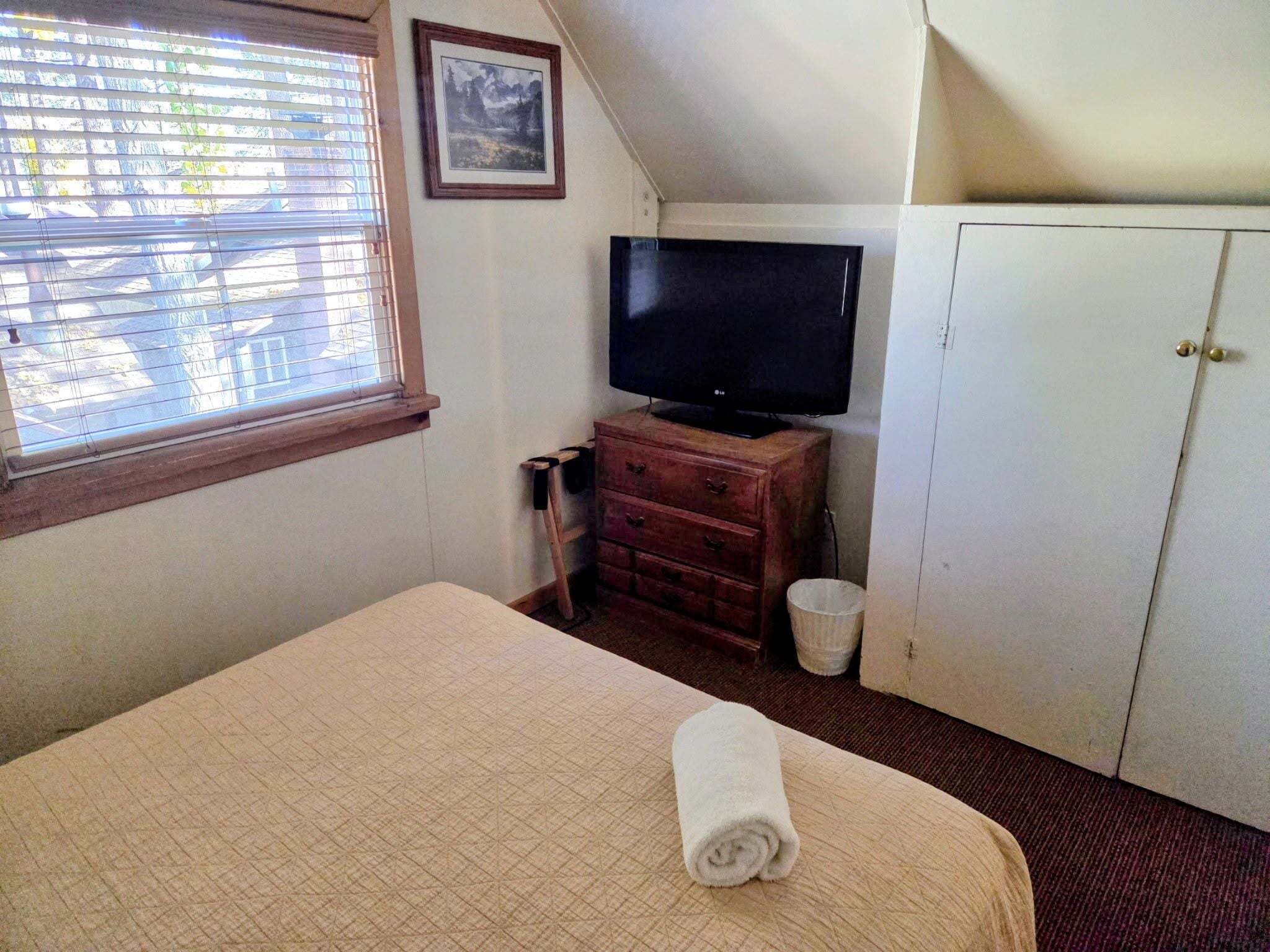 Cabin, 2 Bedrooms | In-room safe, iron/ironing board, free WiFi, bed sheets