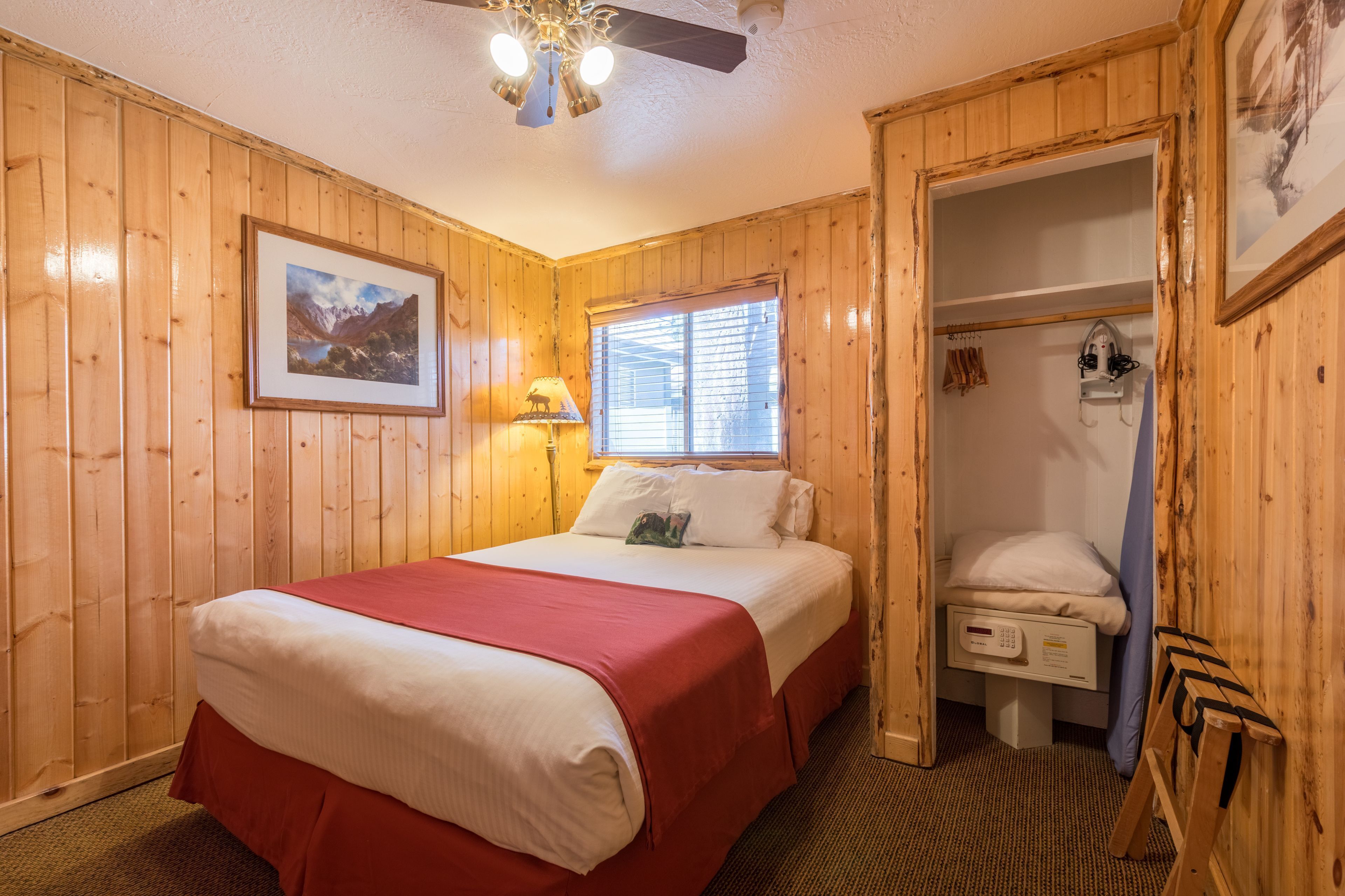 Safe på rommet, strykejern/-brett, wi-fi (inkludert) og sengetøy