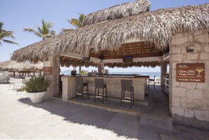 Bar en bord de piscine