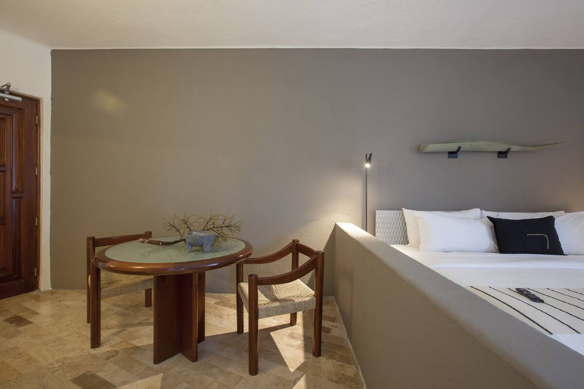 Suite, 1 Bedroom, 1 King Bed | エジプト綿のシーツ、高級寝具、セーフティボックス (室内)、デスク