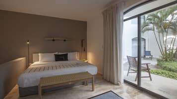 Suite, 1 Bedroom, 1 King Bed (Estefanos) | 2 dormitorios, sábanas de algodón egipcio, ropa de cama de alta calidad