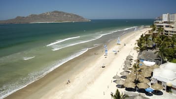 Aan het strand, parasols, 2 strandbars
