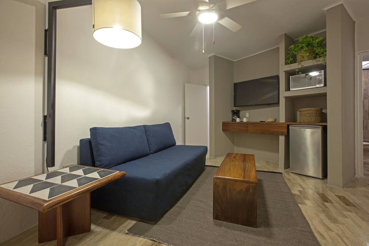 Suite, 1 Bedroom, 1 King Bed, 2 Bathrooms | リビングルーム | 42 インチのスマートテレビ (ケーブル放送視聴可)、テレビ