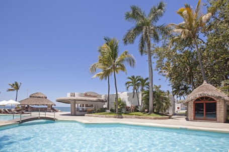 Poolside bar. Gaviana Resort