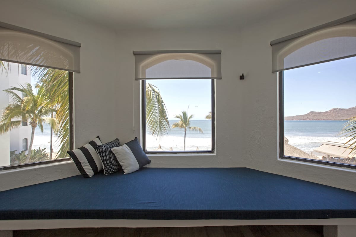 Suite, 2 Bedroom, 3 Queen Beds | Soggiorno | Smart TV 42 pollici con canali via cavo, TV