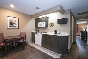 Suite, 2 Queen Beds, Kitchenette (2 Rooms) | Private kitchen - Guest Inn & Suites - Midtown Medical Center (Little Rock)