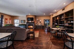Lobby sitting area - Guest Inn & Suites - Midtown Medical Center (Little Rock)