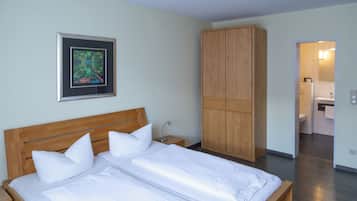 Habitación doble | Escritorio, tabla de planchar con plancha, wifi gratis y ropa de cama