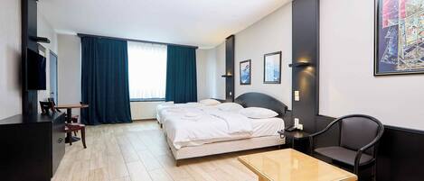 Een minibar, een kluis op de kamer, een strijkplank/strijkijzer