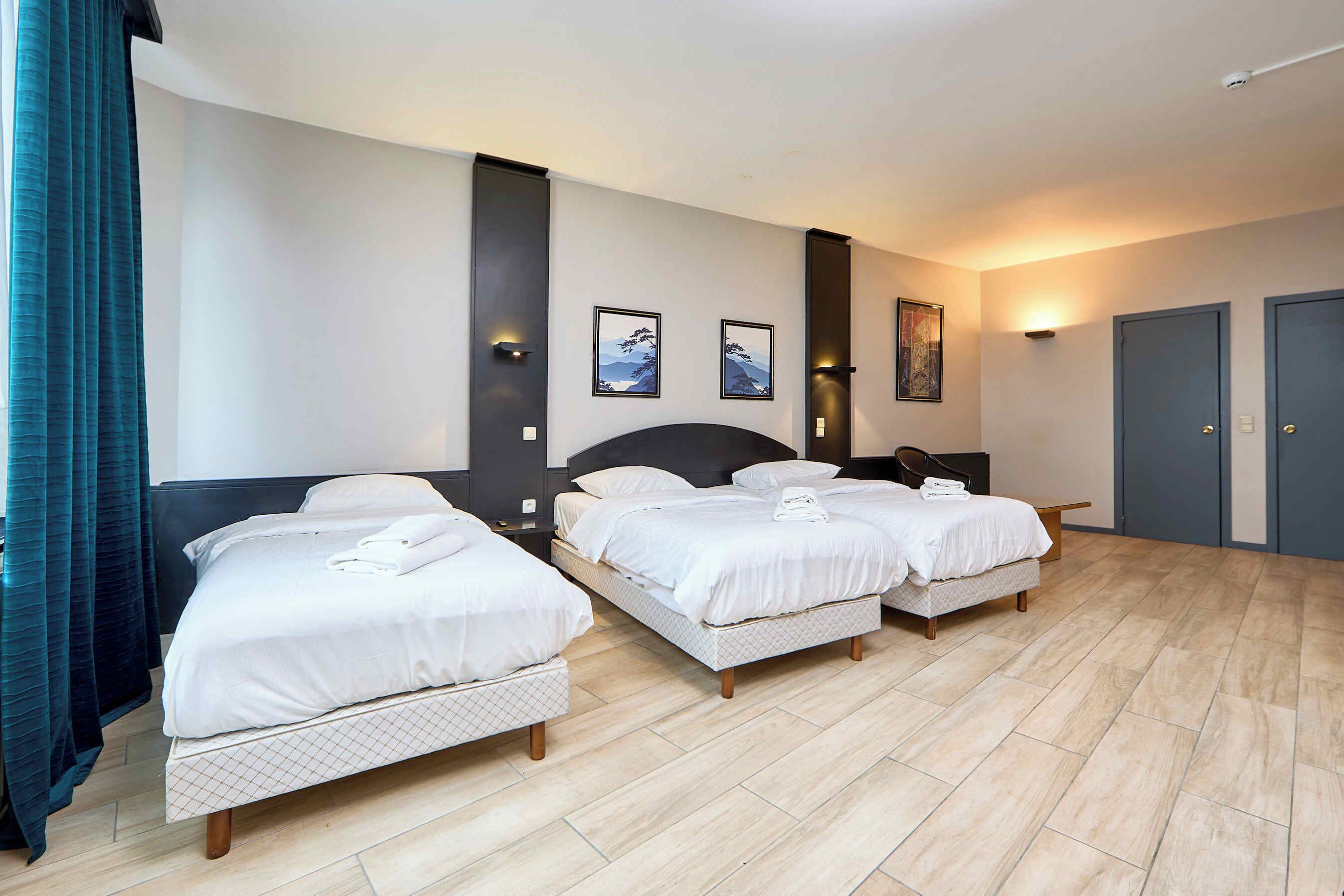 ميني بار وخزنة داخل الغرفة ومكواة/لوح كي