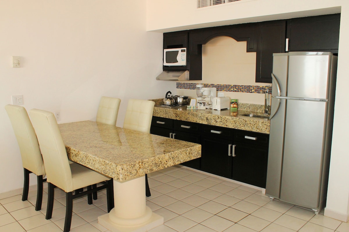 Refrigerador con congelador, microondas y parrilla de estufa