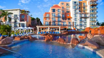 2 piscines extérieures, parasols de plage, chaises longues