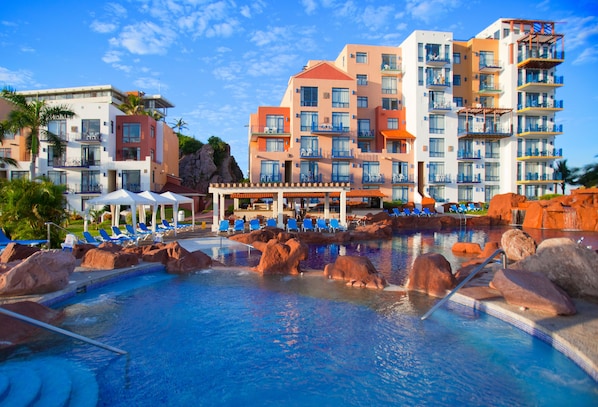 2 piscines extérieures, parasols de plage, chaises longues