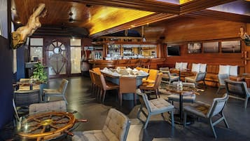 4 bars/lounges, swim-up bar, poolside bar, beach bar