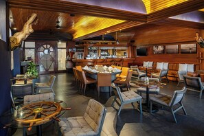 4 Bars/Lounges, Bar im Pool, Poolbar, Strandbar