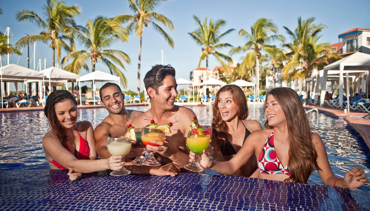 2 albercas al aire libre, sombrillas en la alberca y camastros