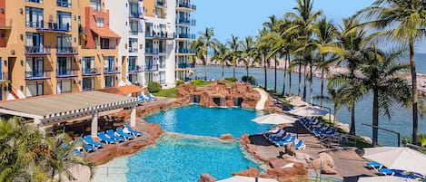 2 outdoor pools, free pool cabanas, pool umbrellas