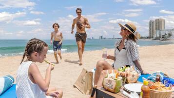 Playa privada, servicio gratuito de transporte a la playa y tumbonas