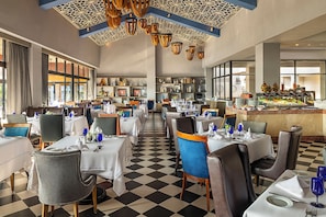 5 restaurants; breakfast, lunch, dinner and brunch served