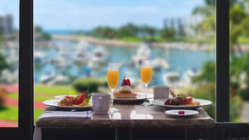 2 restaurantes; se sirve desayuno, almuerzo, cena y brunch