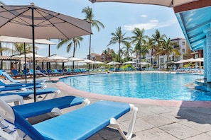 2 piscinas al aire libre, sombrillas, tumbonas