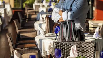 2 restaurantes; se sirven desayunos, comidas, cenas y brunch