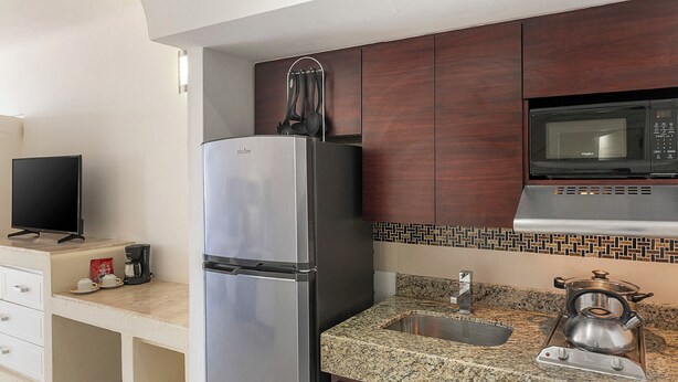 Cafetera/tetera, refrigerador con freezer, microondas, placa de cocina