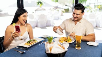 3 restaurantes; se sirve desayuno, almuerzo y cena
