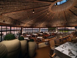 3 restaurantes, se sirve desayuno 