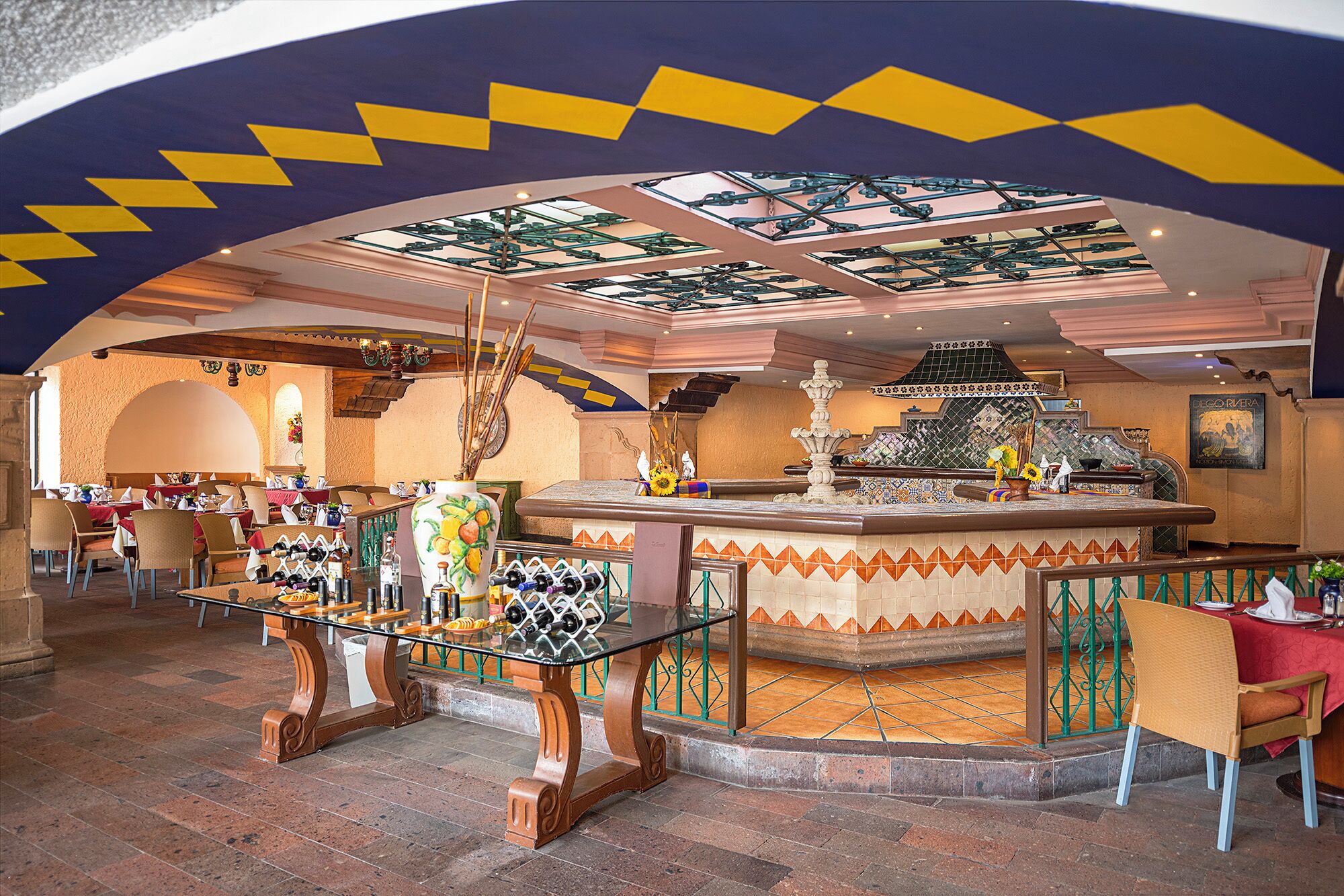 5 restaurants; breakfast, lunch and dinner served 