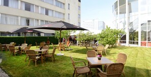 Frokost, lunsj og middag serveres, utsikt mot hagen