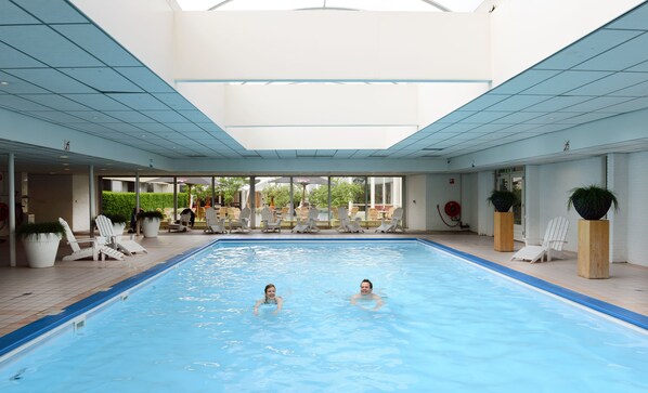 Una piscina cubierta, una piscina al aire libre